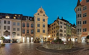 trg Fronwagplatz in vodnjak Landsknechtbrunnen