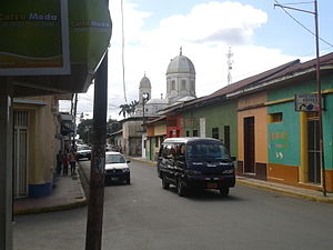 Hauptstrasse mit Kathedrale im Hintergrund