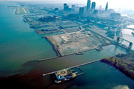 Luftansicht aufs Ufer des Eriesees und auf Downtown Cleveland