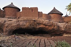 Village sur le flanc du mont Tenakourou