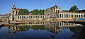 Cantonada ueste d'o Zwinger, reflectada en l'augua.