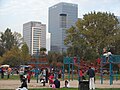 Vista del Parque Arauco, en Las Condes, Santiago con los edificios que rodean el parque, entre ellos el de LAN View of the Arauco Park in Las Condes, Santiago de Chile, including the buildings around it, such as the LAN Airlines headquarters