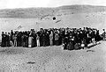 Foto storica del momento in cui avvenne la ripartizione dei lotti di terreno su cui verrà costruita Tel Aviv (1909). In alto compare, coi pantaloni bianchi, Akiva Aryeh Weiss.