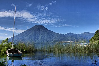 Vista al lago de Atitlan en Panajachel