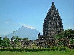 Gunung Merapi dilihat dari Candi Prambanan.