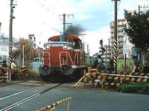 東灘信号場から神戸港駅へ向かう機関車