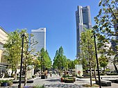 桟橋の広場（グランドセントラルタワー前）よりランドマークタワー方面を望む （2017年4月28日）