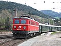 Die 1010 aus der Anfangszeit der Elektrifizierung führt heute den „Erlebniszug Zauberberge“ (Bahnhof Payerbach-Reichenau)