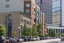 Una gran pintura de Vonnegut en el lateral de un edificio