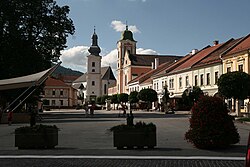 Hornické náměstí v Rožňavě. V pozadí katedrála Nanebevzetí Panny Marie a kostel sv. Anny.