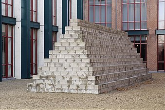 Long Pyramid (1994), Sol LeWitt