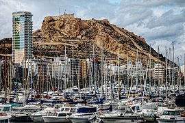 Alicante limani ve arka planda Santa Bárbara kalesi