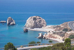 Petra tou Romiou (Letterealmente: Lo "Scoglio del Greco"), nel tratto di litorale tra Limassol e Pafos