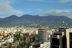 Veduta di Tirana con il monte Santo sullo sfondo