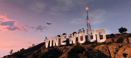 Puncak gunung di dalam game dengan delapan papan reklame yang menampilkan huruf-huruf untuk mengeja kata "Vinewood"