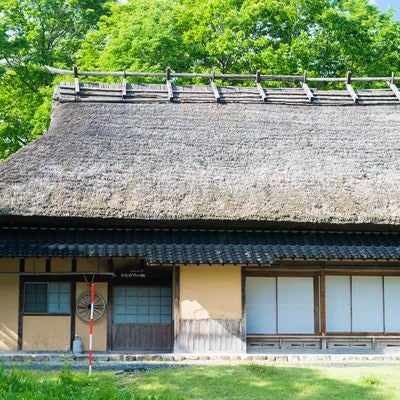 茅葺屋根の古民家の写真