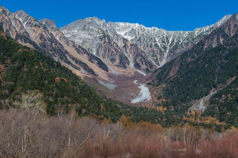 冬の始まりを感じる上高地からみた穂高連峰の写真