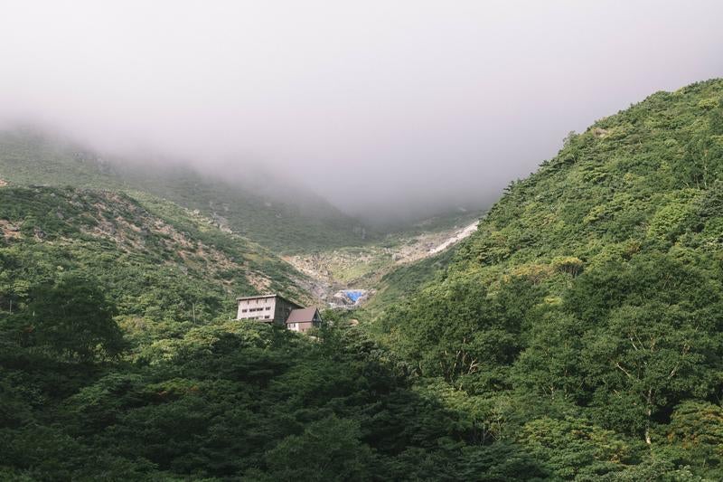 くろがね小屋にかかる雲（安達太良山）の写真