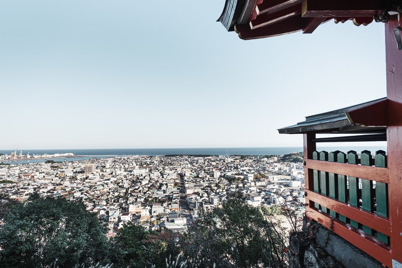 神倉神社境内から見下ろす街並み（和歌山県新宮市）の写真