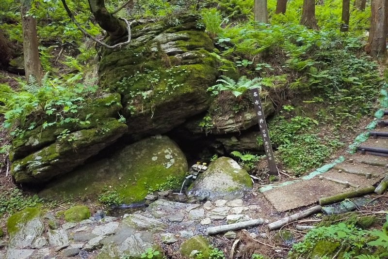 「子宝の水」で有名な昭和の名水百選「名水岩井」の写真