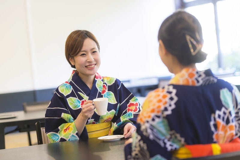 浴衣姿の女性同士で談笑する様子の写真