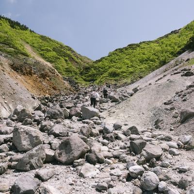 八甲田山地獄谷と登山者の写真