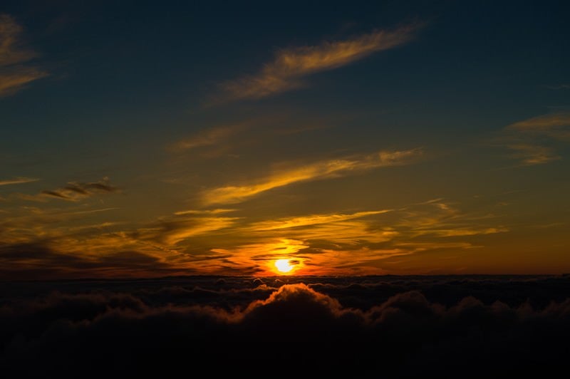 北アルプス日没直前に煌々と光を放つ太陽の写真