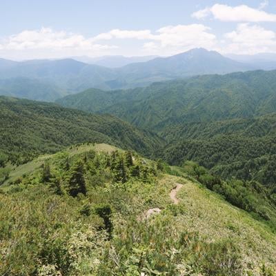 広大な山々を望む燧ヶ岳の写真