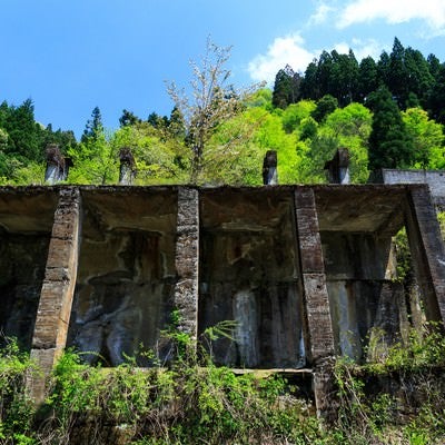 今にも崩れそうな土倉鉱山跡の写真