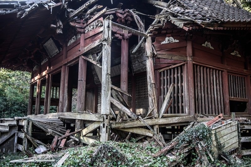 崩れかかっている寺の写真