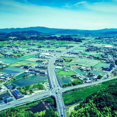 山林に覆われる岡山県鏡野町の都会部分の写真