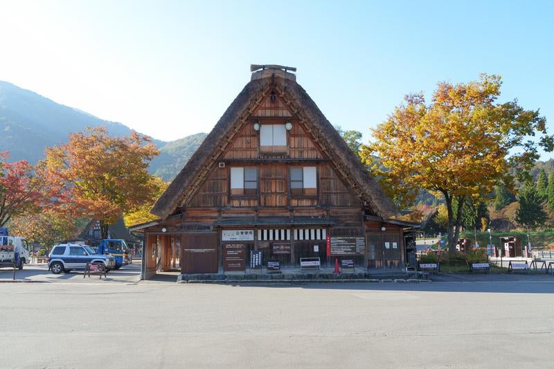 白川郷の駐車場横にある茅葺屋根の公衆便所の写真