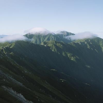 雲を被る空木岳方面の写真