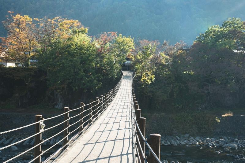 岐阜県白川郷合掌集落へ向かうであい橋の写真