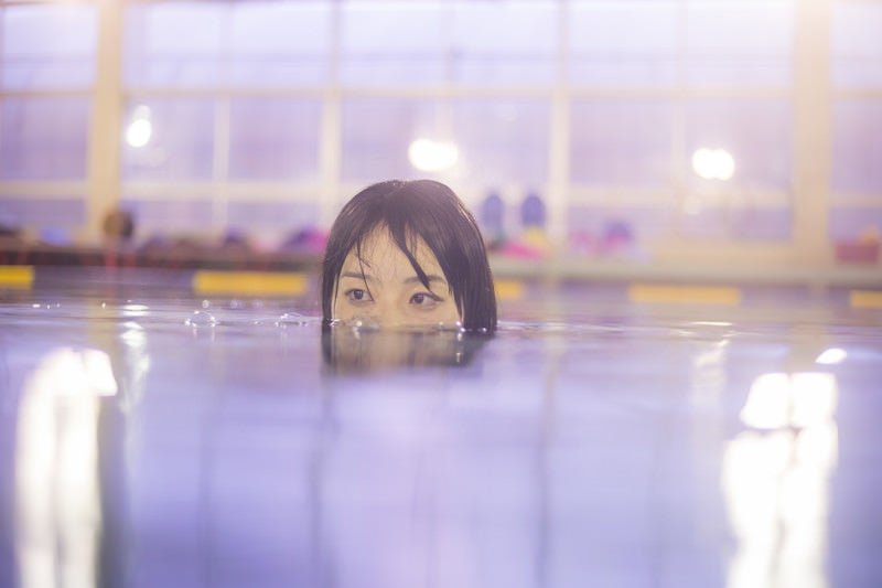 プールでワニ女子の写真