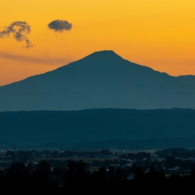 夕景のシルエット鳥海山の写真