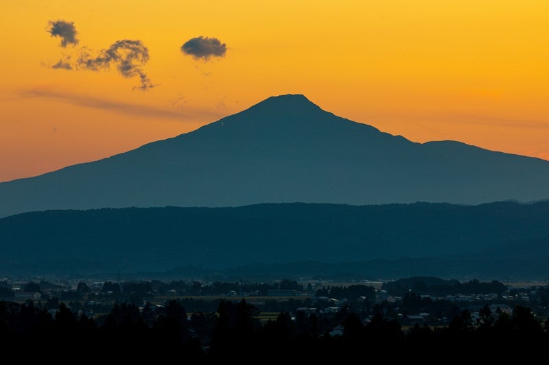 夕景のシルエット鳥海山の写真