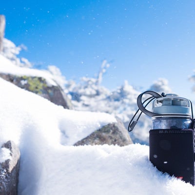 氷点下15℃の気温で氷始めたドリンクボトルの写真