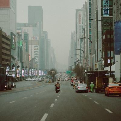 スモッグがかかった韓国の幹線道路の写真