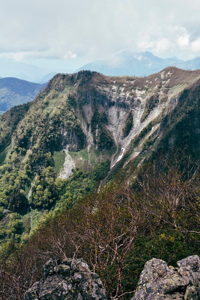 高妻山山頂から見る乙妻山と雨飾山方面の写真