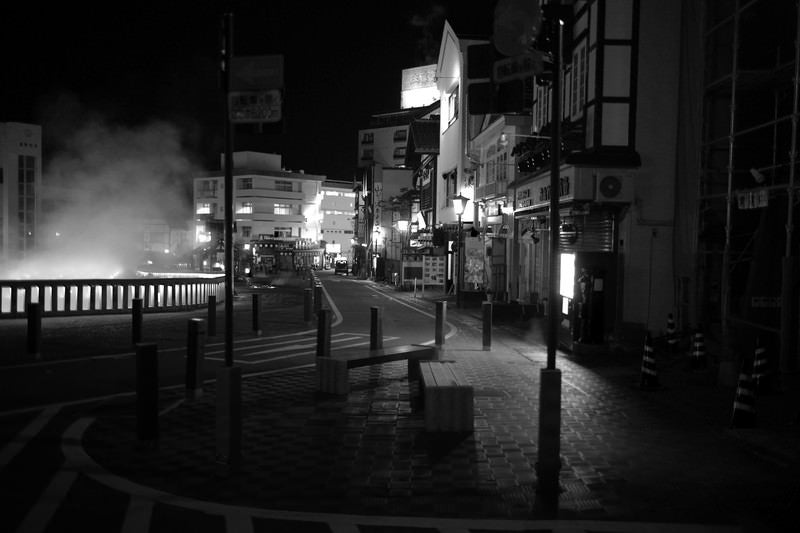 深夜の草津温泉湯畑周辺のモノトーンの写真