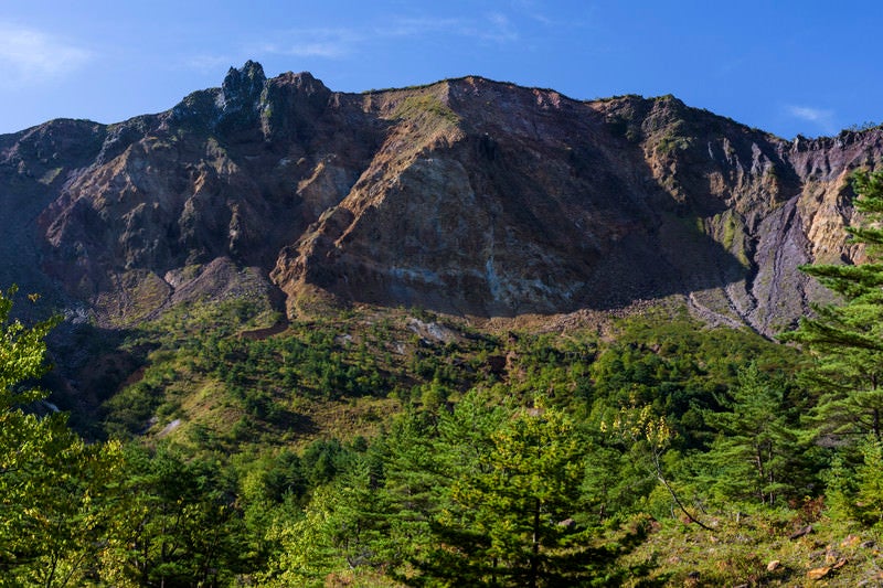 裏磐梯の荒々しい絶壁の眺め（磐梯山）の写真