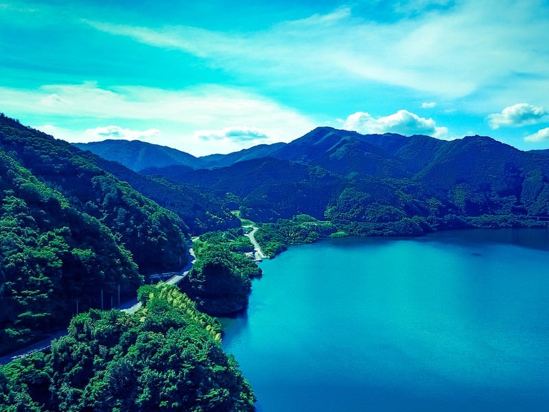 苫田ダムによって造られた奥津湖の写真