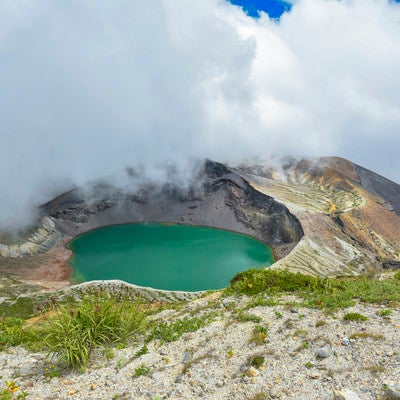 エメラルドグリーンの蔵王の御釜と雲（蔵王山）の写真