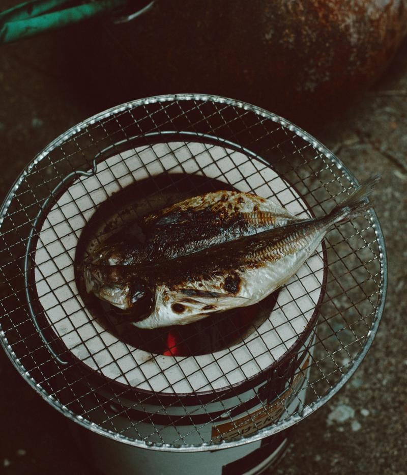 七輪で魚焼いてるの写真