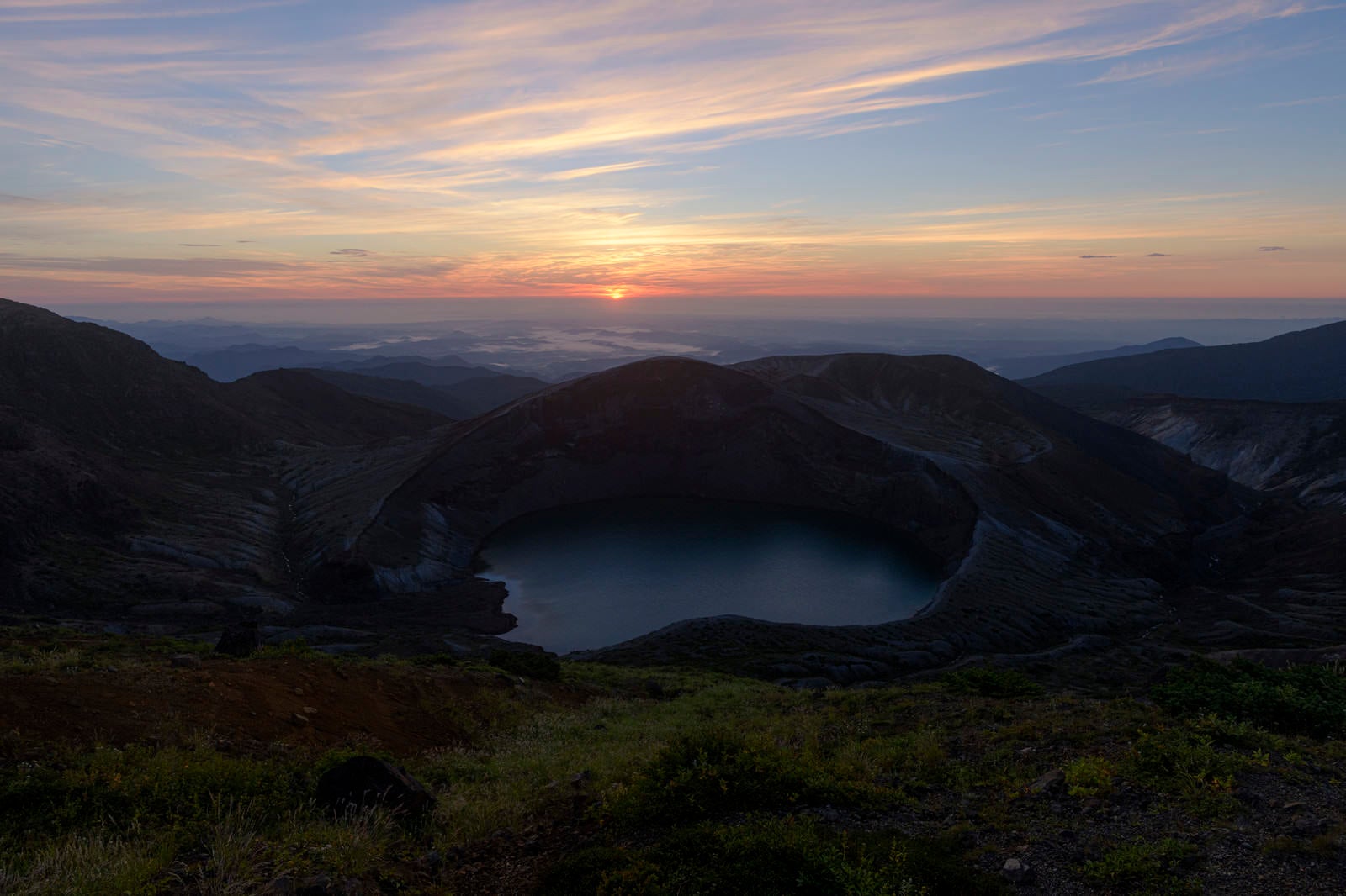 「夜明けと共に姿を見せ始めた蔵王の御釜（蔵王山）」の写真