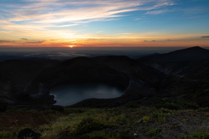 夜明けを待つ蔵王御釜（蔵王山）の写真