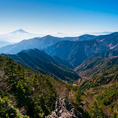 甲武信ヶ岳山頂から見る富士山と奥秩父の山々の写真