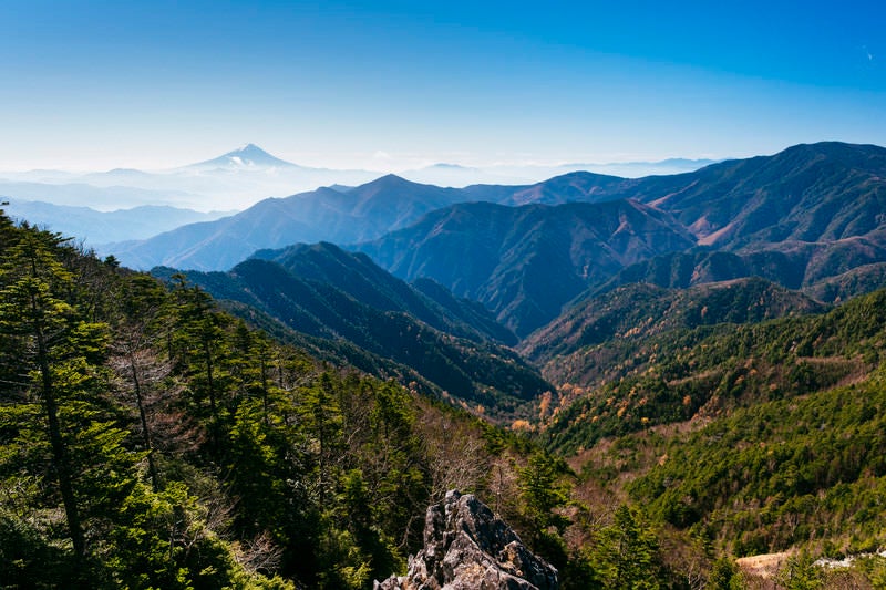 甲武信ヶ岳山頂から見る富士山と奥秩父の山々の写真