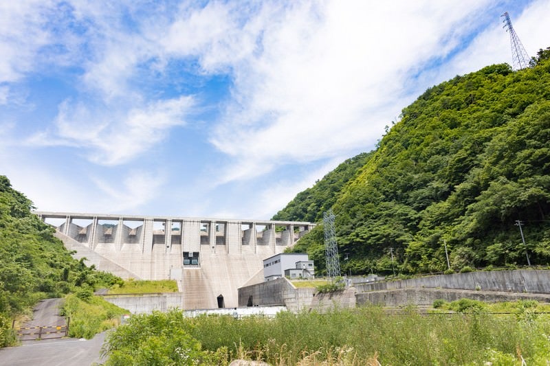 苫田ダムと青空の写真